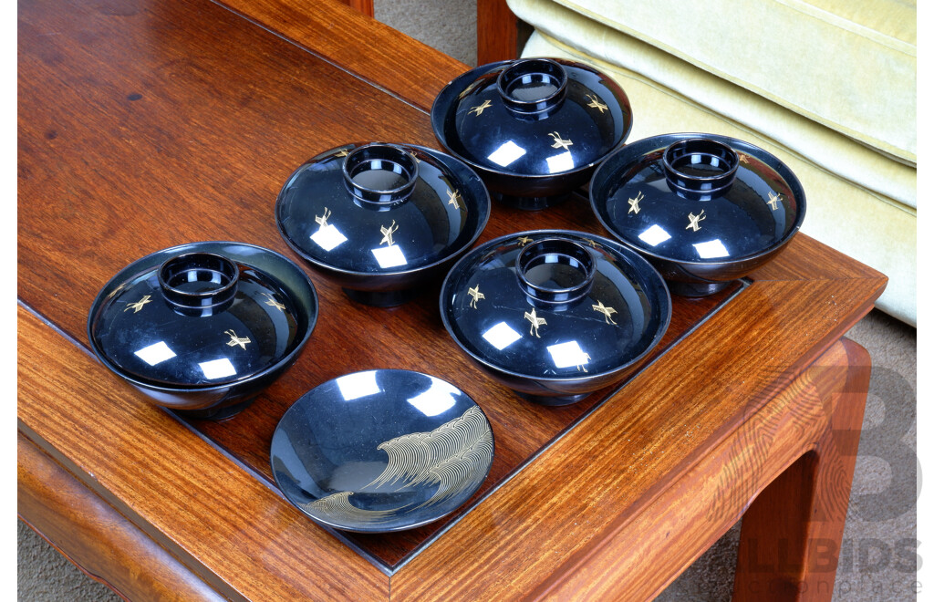 Five Vintage Japanese Black Lacquer and Gilt Decorated Tea Bowls and Covers with Additional lid, 