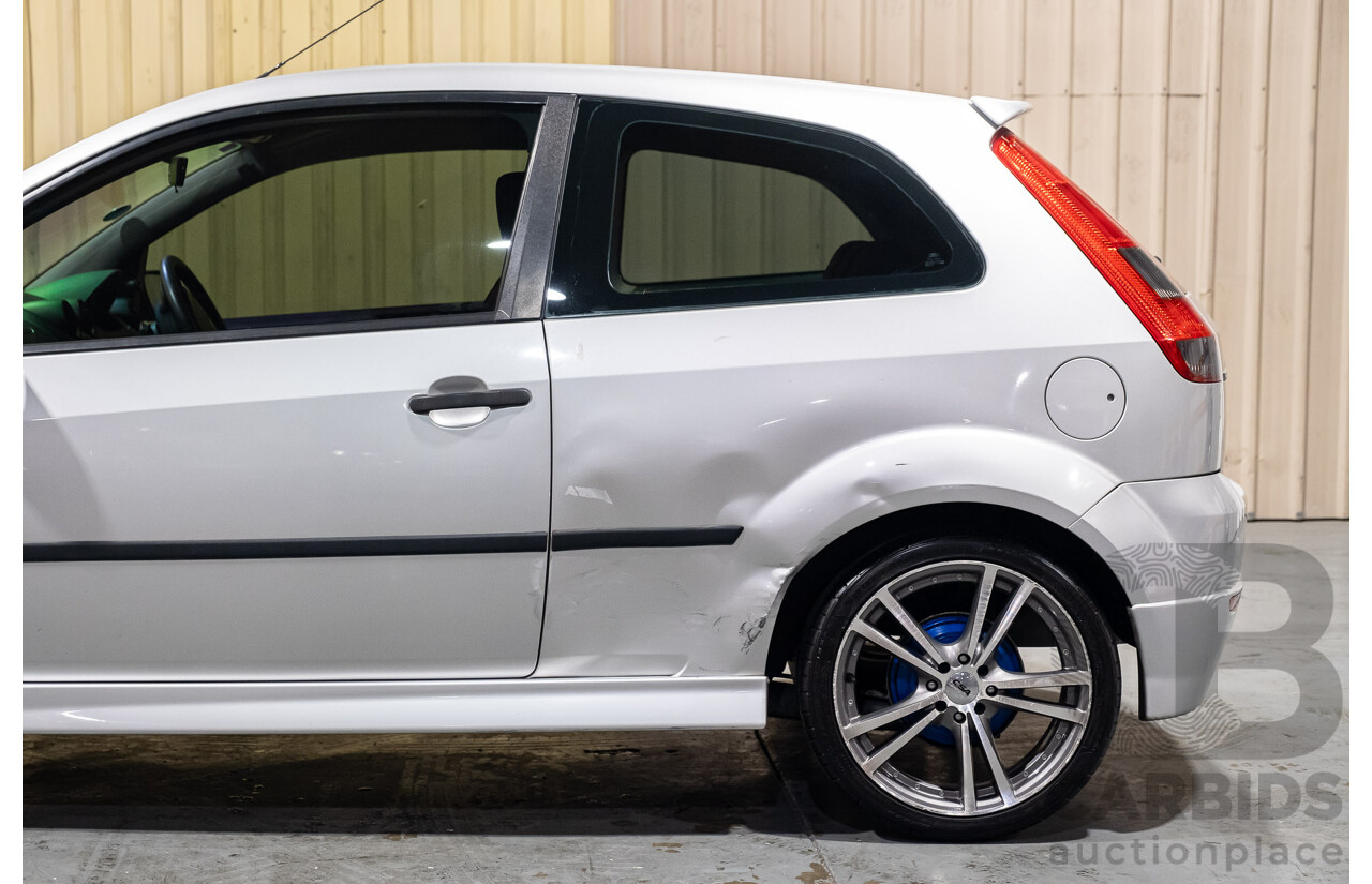 2/2004 Ford Fiesta Zetec WP 3d Hatchback Silver 1.6L