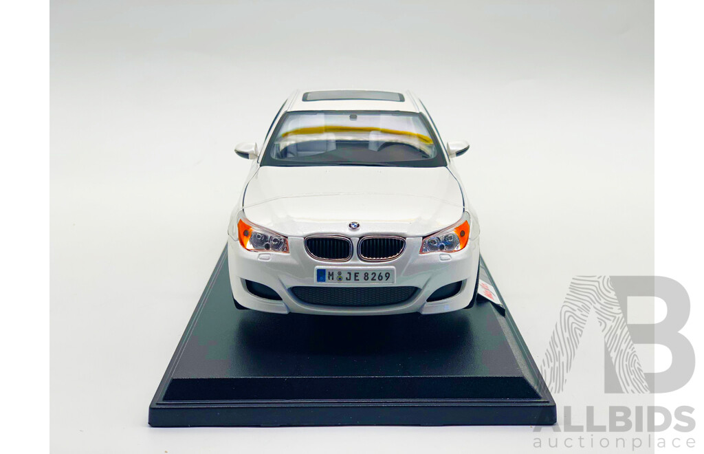 Maisto Special Edition 2005 BMW M5 E60 (White) 1:18 - New