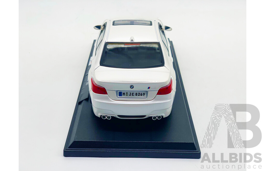 Maisto Special Edition 2005 BMW M5 E60 (White) 1:18 - New