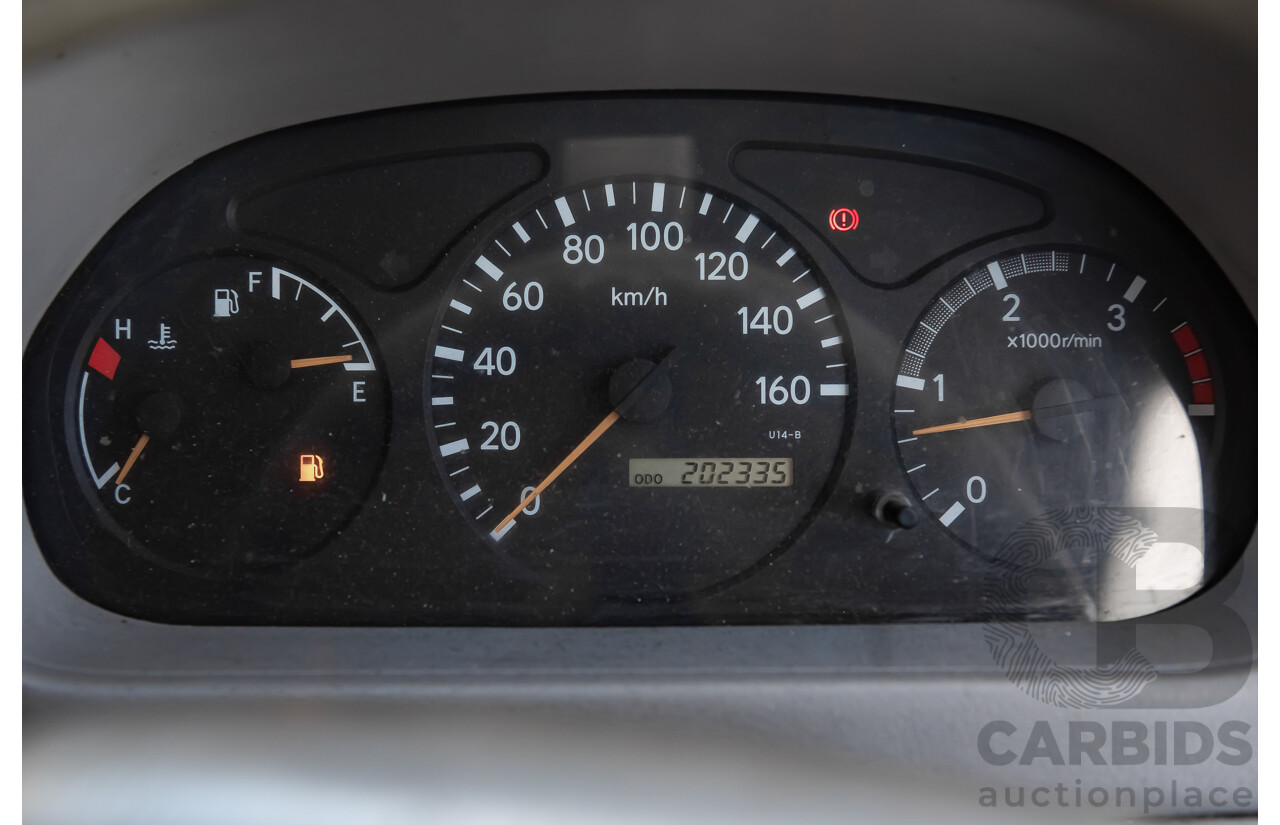11/2010 Hino 300C Pantech Wide 2 White 4.0L Turbo Diesel