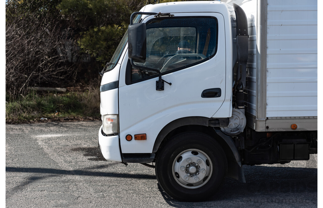 11/2010 Hino 300C Pantech Wide 2 White 4.0L Turbo Diesel