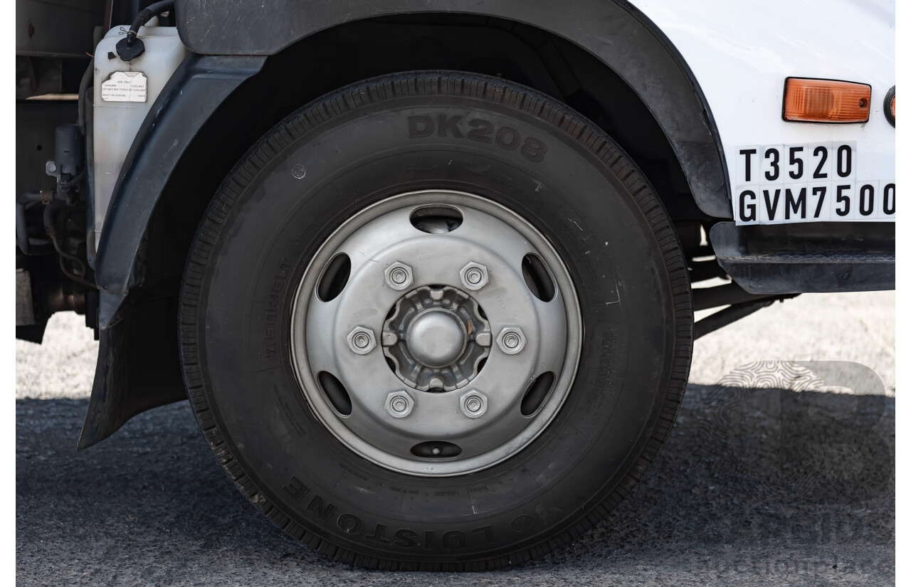 11/2010 Hino 300C Pantech Wide 2 White 4.0L Turbo Diesel