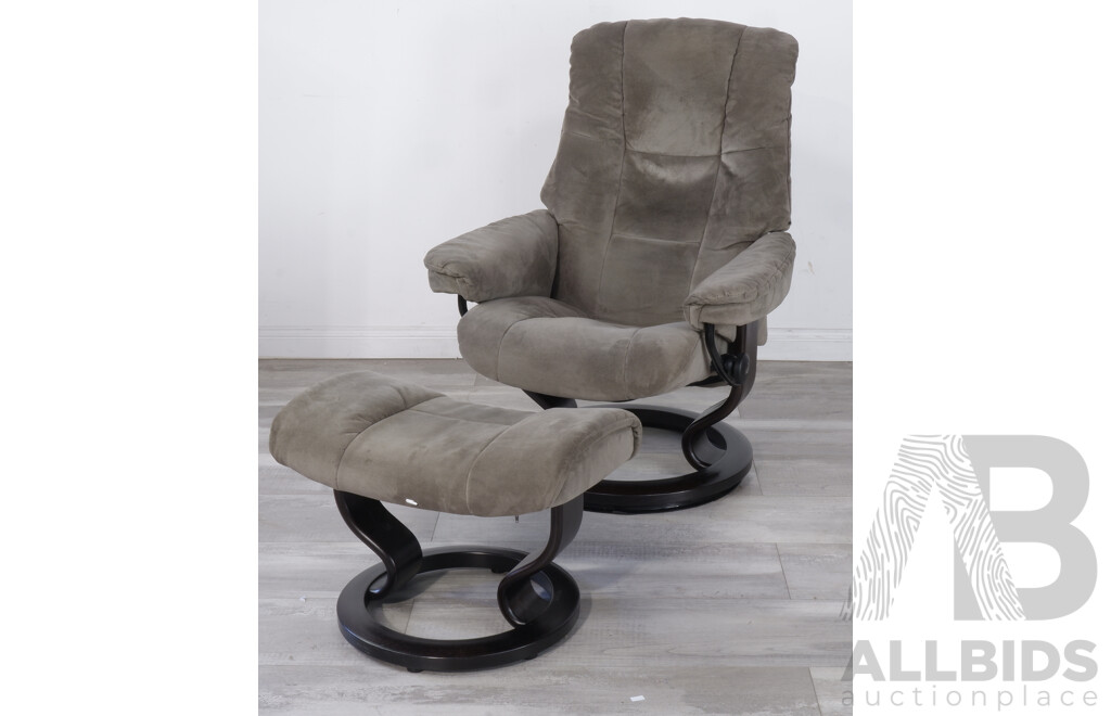 Stressless Furniture Swivel Armchair with Foot Stool