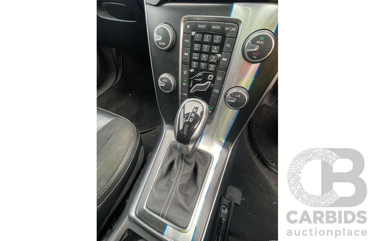 8/2013 Volvo V40 T5 R-Design M 5d Hatchback White 2.5L