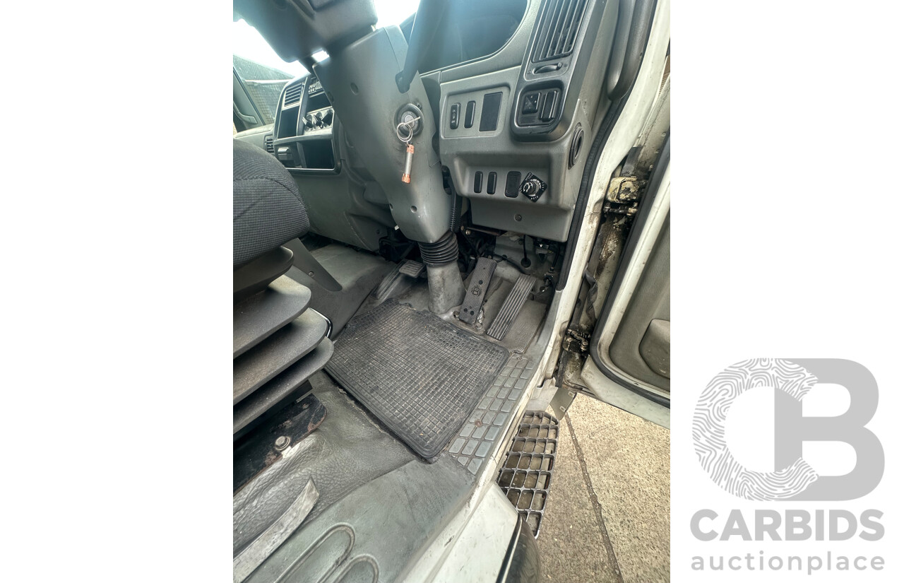 09/2004 Mitsubishi FK 600 Rigid Flat Bed Tray Truck