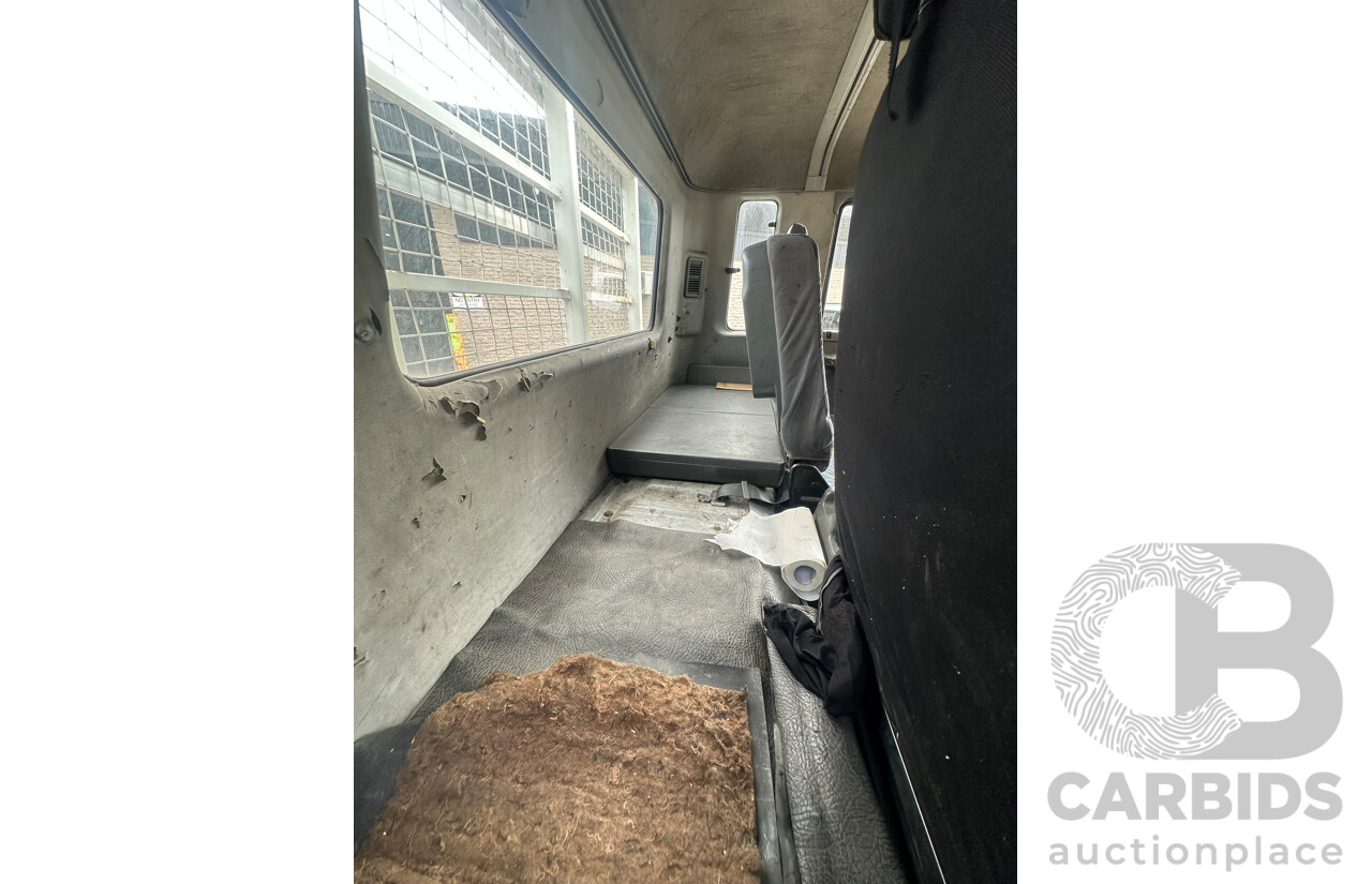 09/2004 Mitsubishi FK 600 Rigid Flat Bed Tray Truck