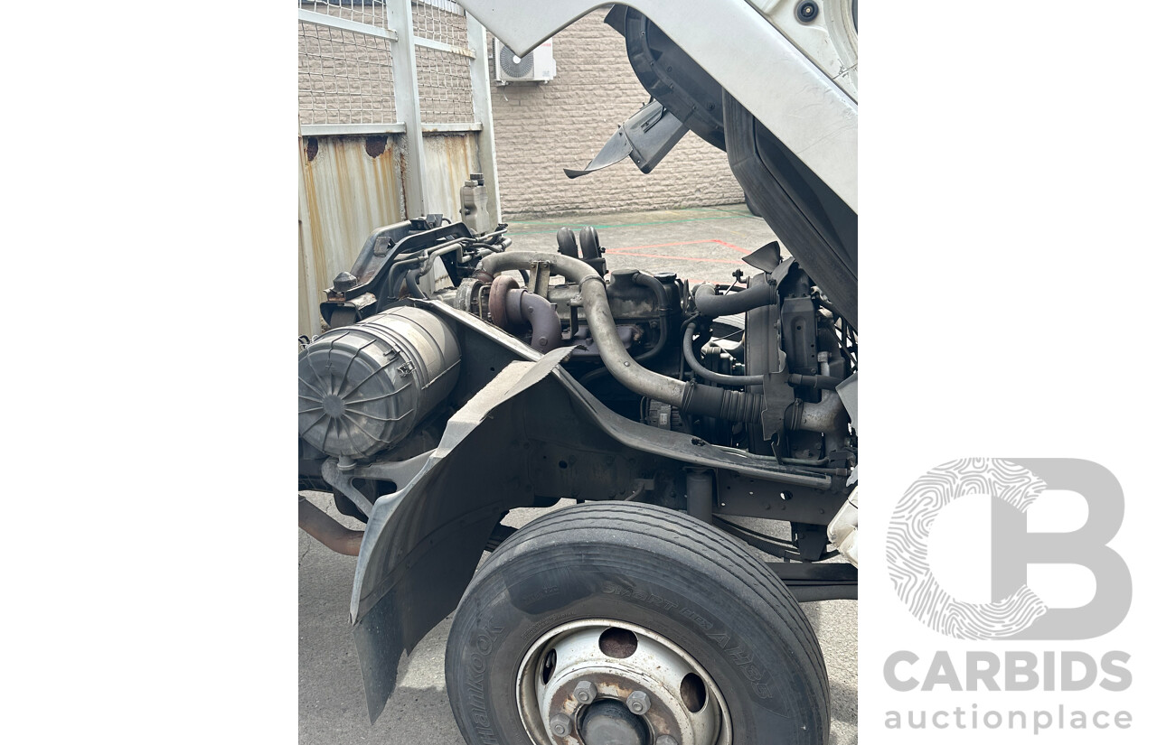 09/2004 Mitsubishi FK 600 Rigid Flat Bed Tray Truck