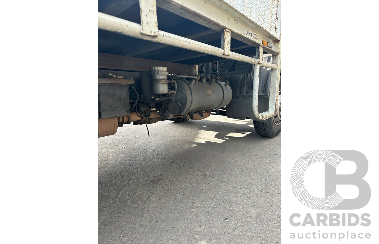 09/2004 Mitsubishi FK 600 Rigid Flat Bed Tray Truck