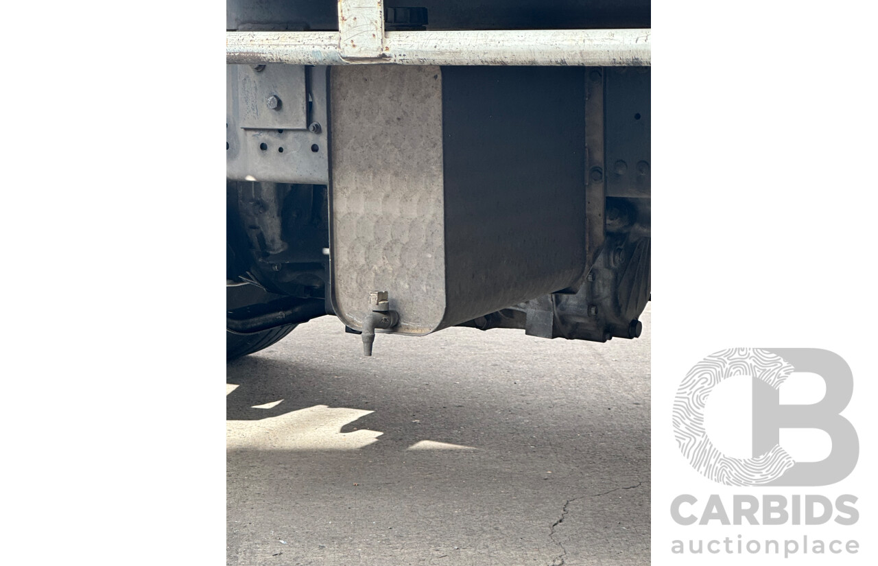 09/2004 Mitsubishi FK 600 Rigid Flat Bed Tray Truck