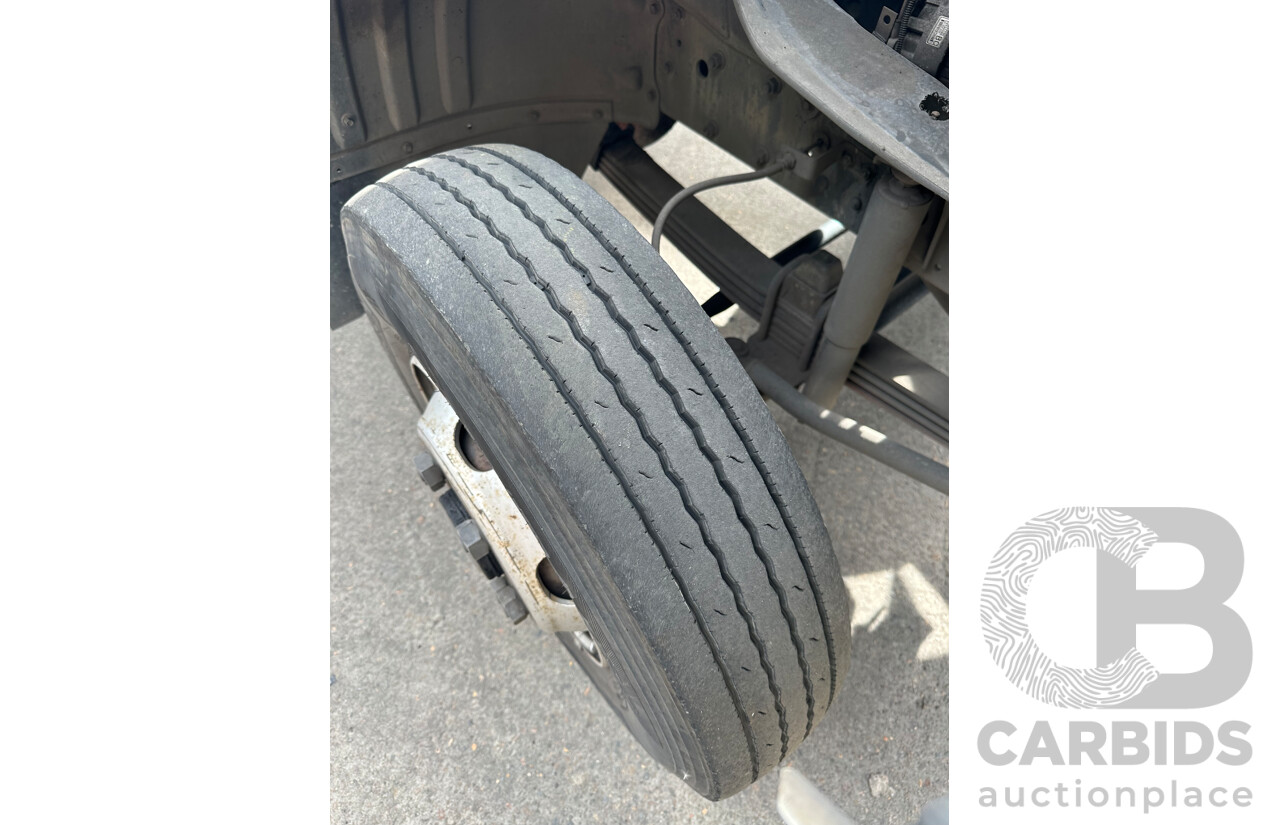 09/2004 Mitsubishi FK 600 Rigid Flat Bed Tray Truck