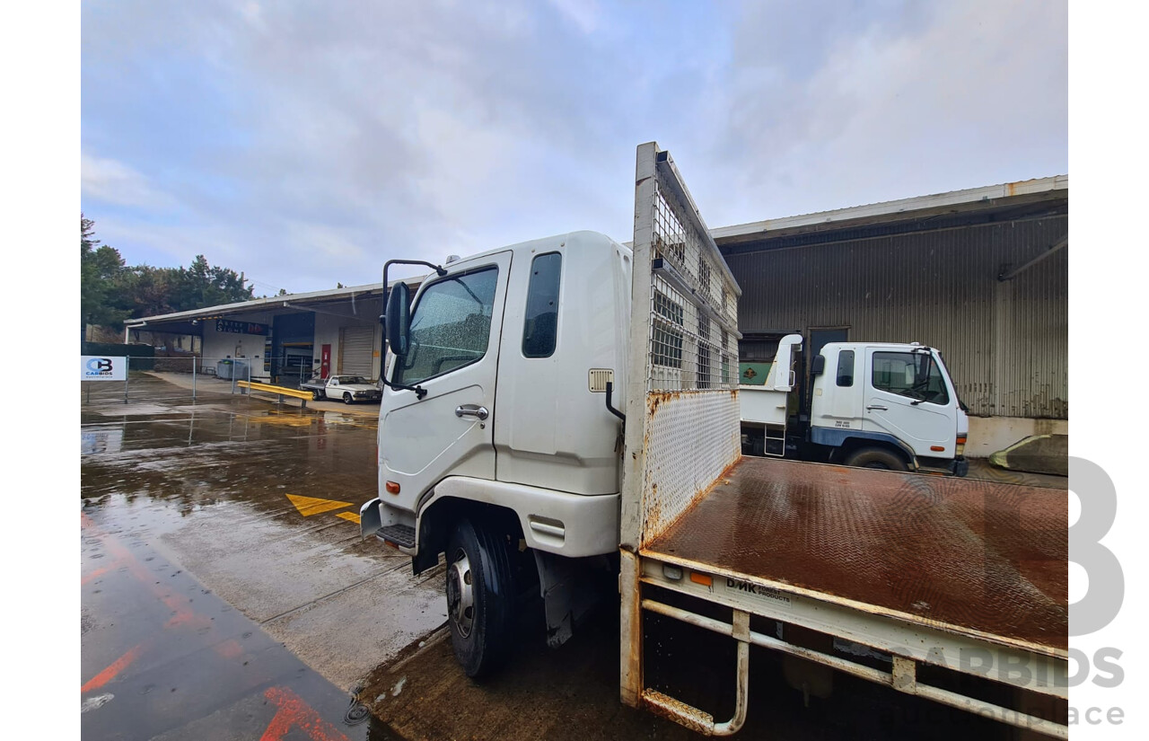 09/2004 Mitsubishi FK 600 Rigid Flat Bed Tray Truck