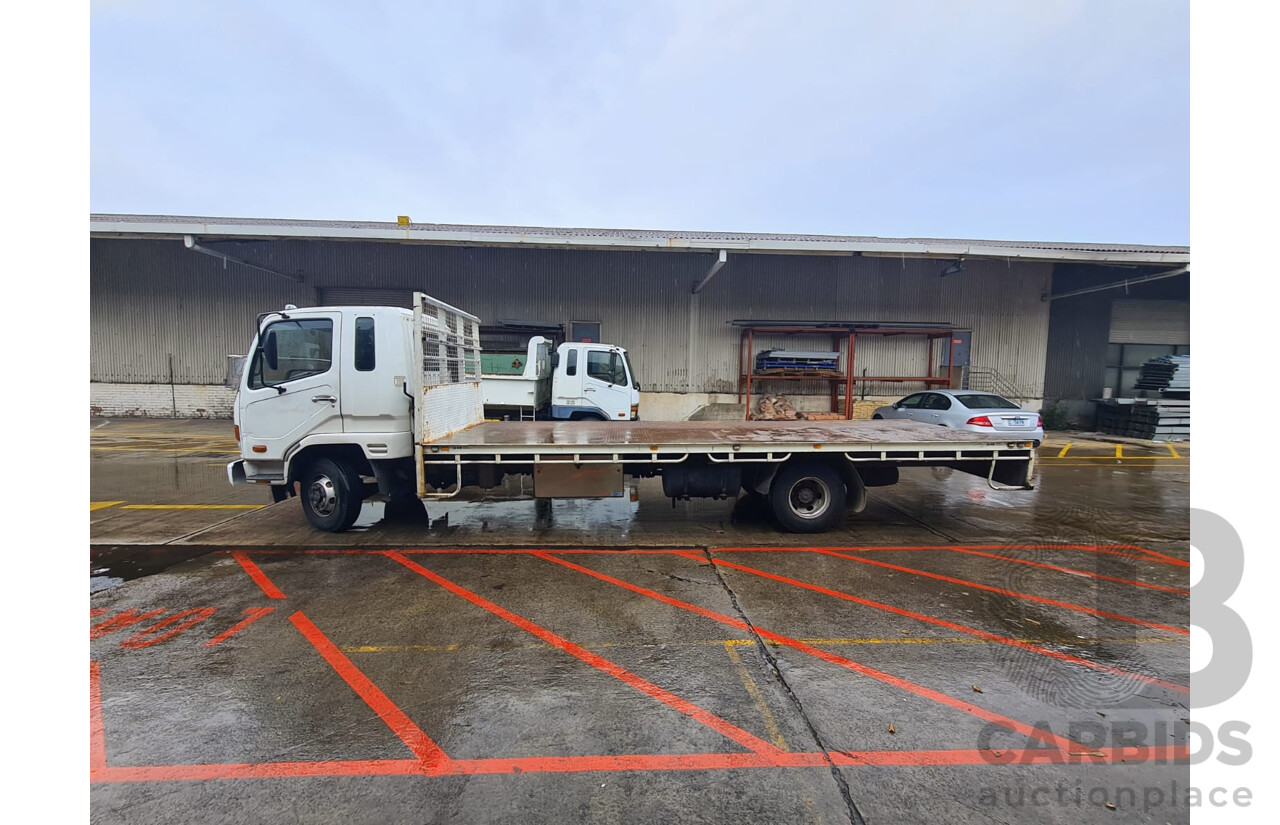 09/2004 Mitsubishi FK 600 Rigid Flat Bed Tray Truck