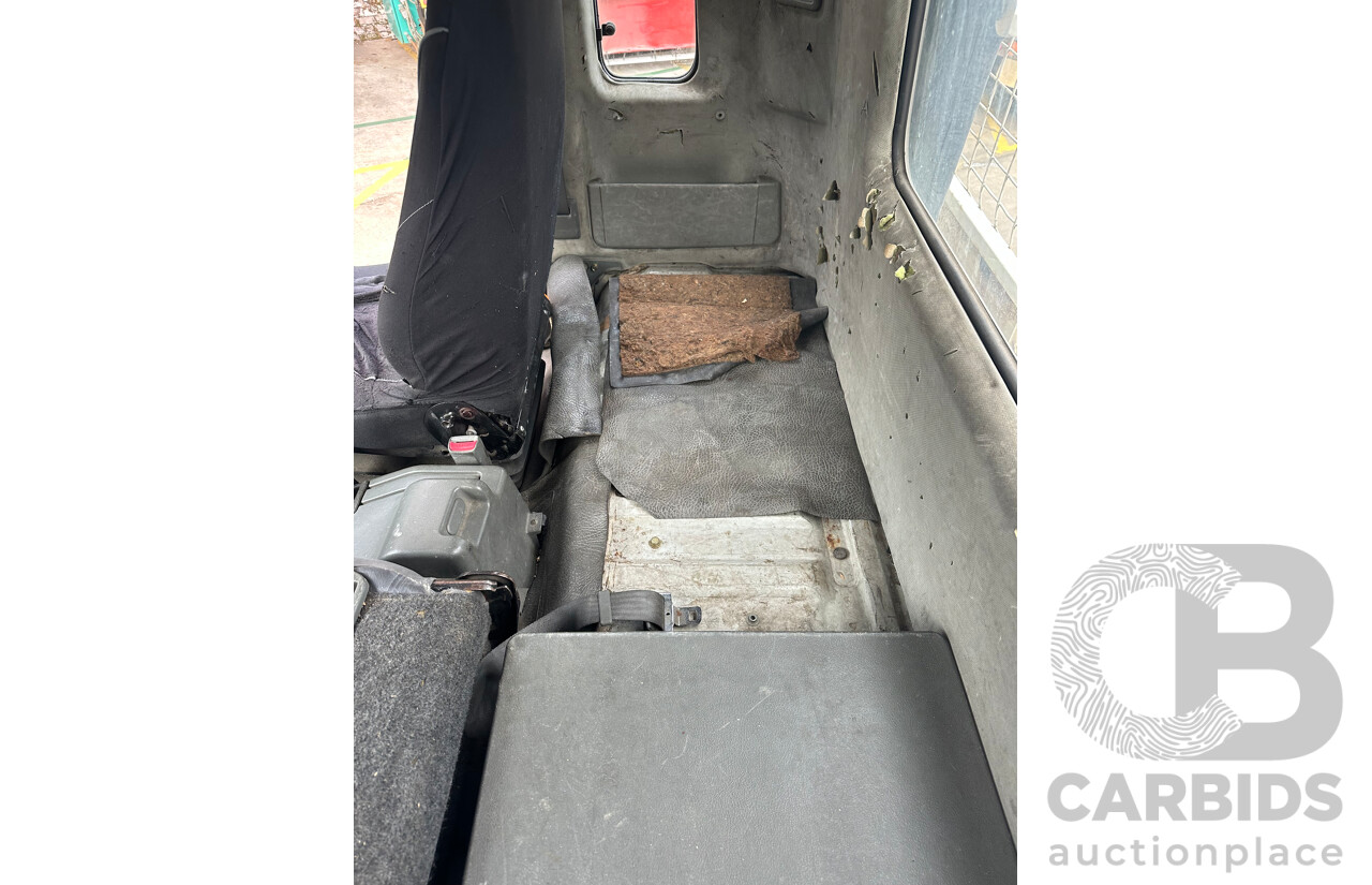 09/2004 Mitsubishi FK 600 Rigid Flat Bed Tray Truck