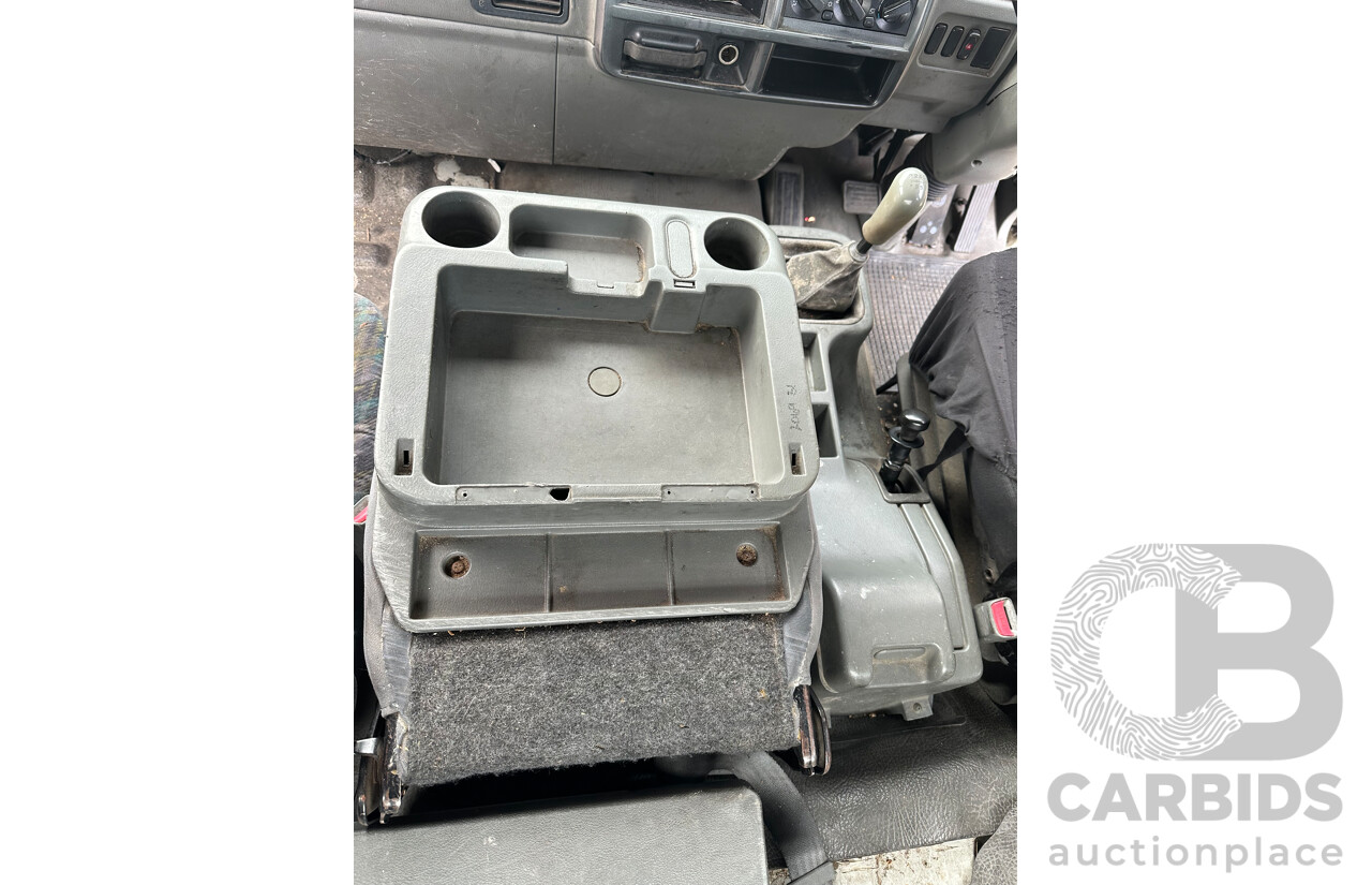 09/2004 Mitsubishi FK 600 Rigid Flat Bed Tray Truck