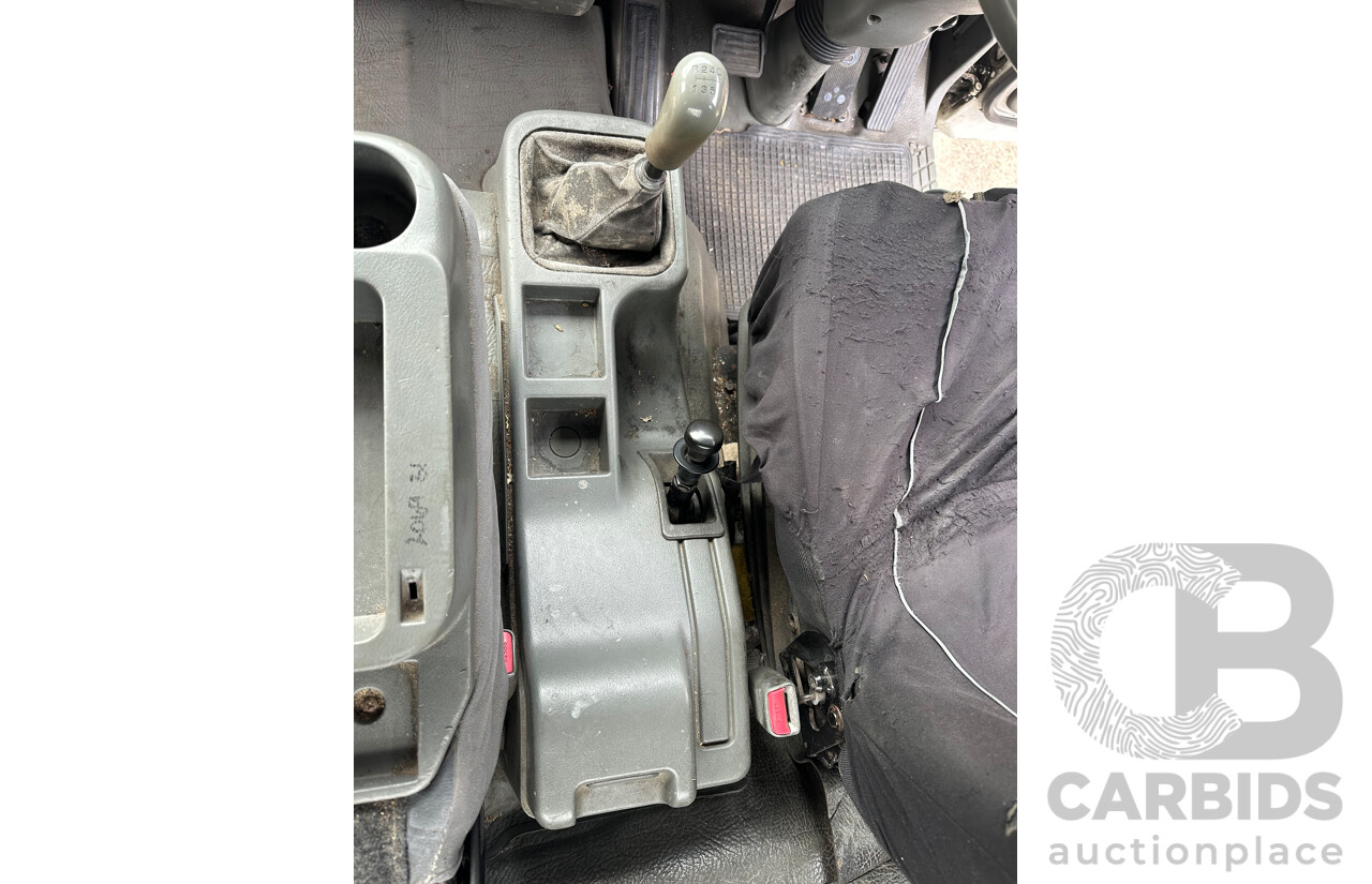09/2004 Mitsubishi FK 600 Rigid Flat Bed Tray Truck