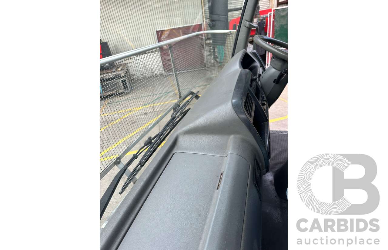09/2004 Mitsubishi FK 600 Rigid Flat Bed Tray Truck