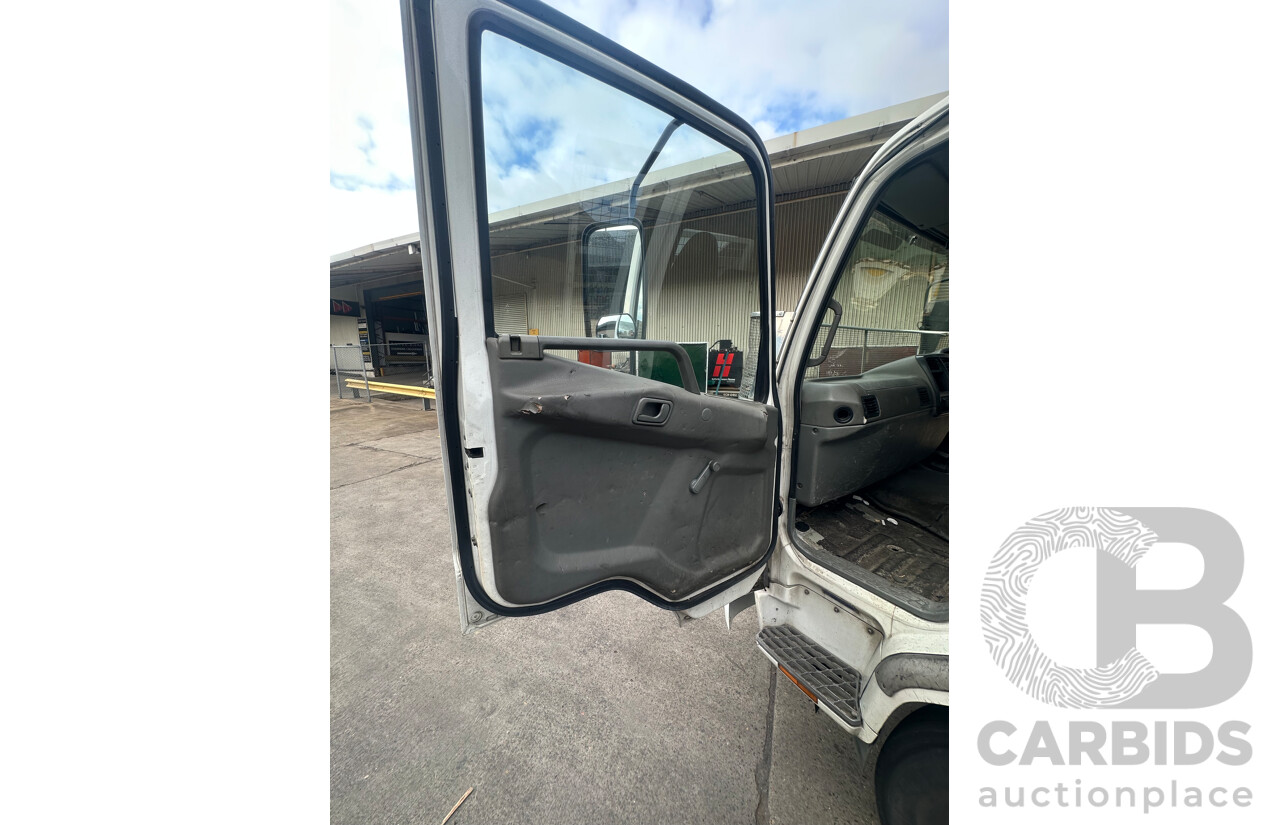 09/2004 Mitsubishi FK 600 Rigid Flat Bed Tray Truck