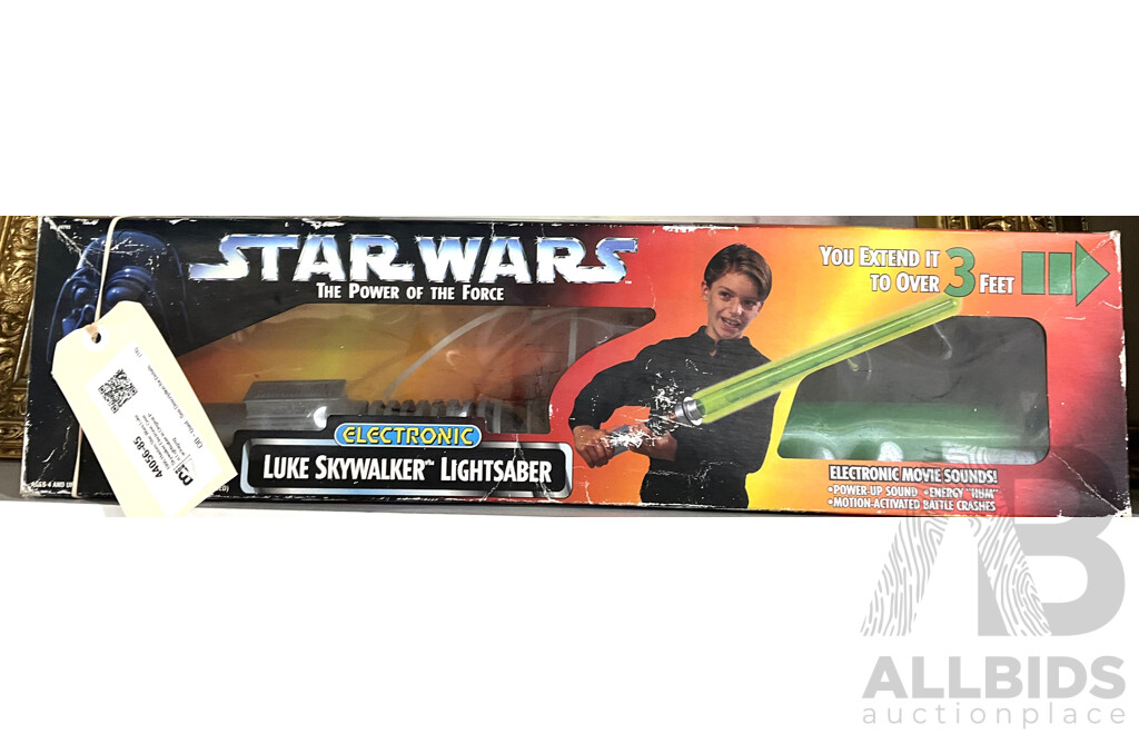 1995 Hasbro Star Wars Luke Skywalker Electronic Green Lightsaber in Original Packaging