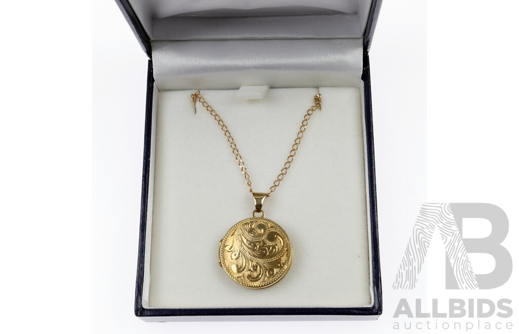 9CT Yellow Gold Round Engraved Design Locket 21mm with 9ct 60cm Curb Link Chain, 4.67 Grams
