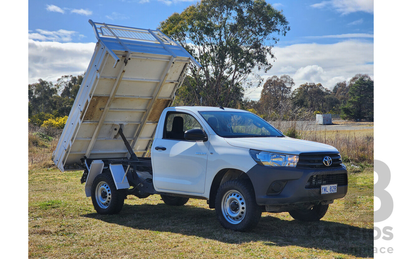 2/2018 Toyota Hilux Workmate (4x4) GUN125R C/Chas White Turbo Diesel 2.4L - Hydraulic Tipper Tray