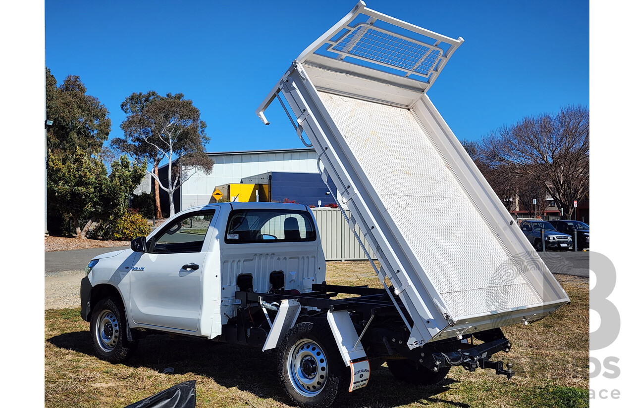 2/2018 Toyota Hilux Workmate (4x4) GUN125R C/Chas White Turbo Diesel 2.4L - Hydraulic Tipper Tray