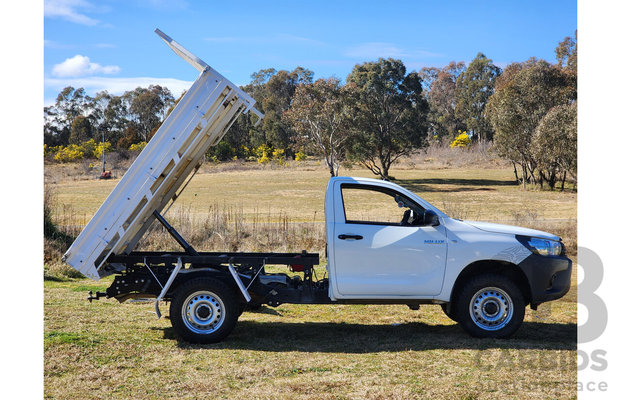 2/2018 Toyota Hilux Workmate (4x4) GUN125R C/Chas White Turbo Diesel 2.4L - Hydraulic Tipper Tray