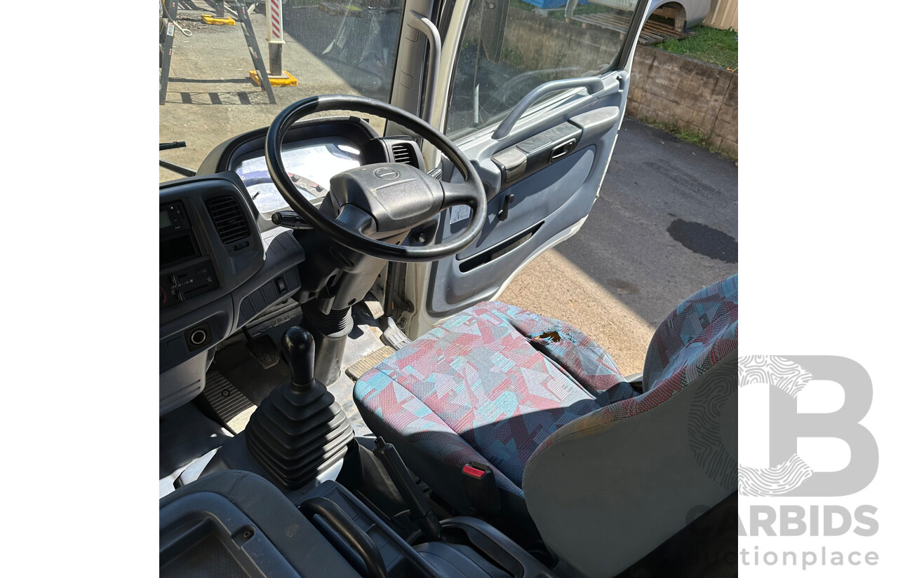 07/2006 Hino GD 6D1J EWP Truck