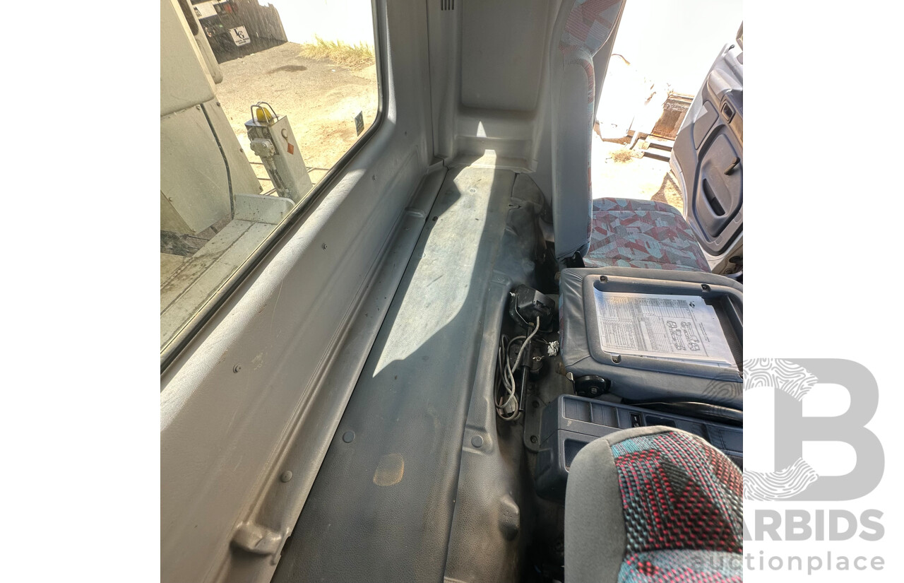 07/2006 Hino GD 6D1J EWP Truck