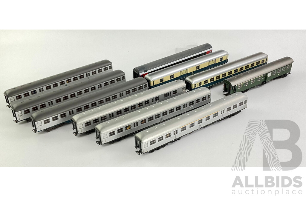 Collection of Marklin HO Scale German Passenger Cars with Lighting  (10)