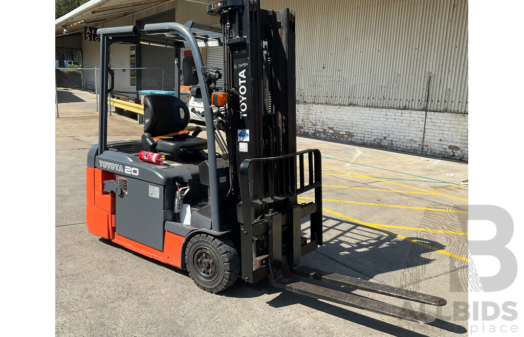 2017 TOYOTA 3-Wheel Battery Forklift (FREEZER SPEC) (8FBE20)