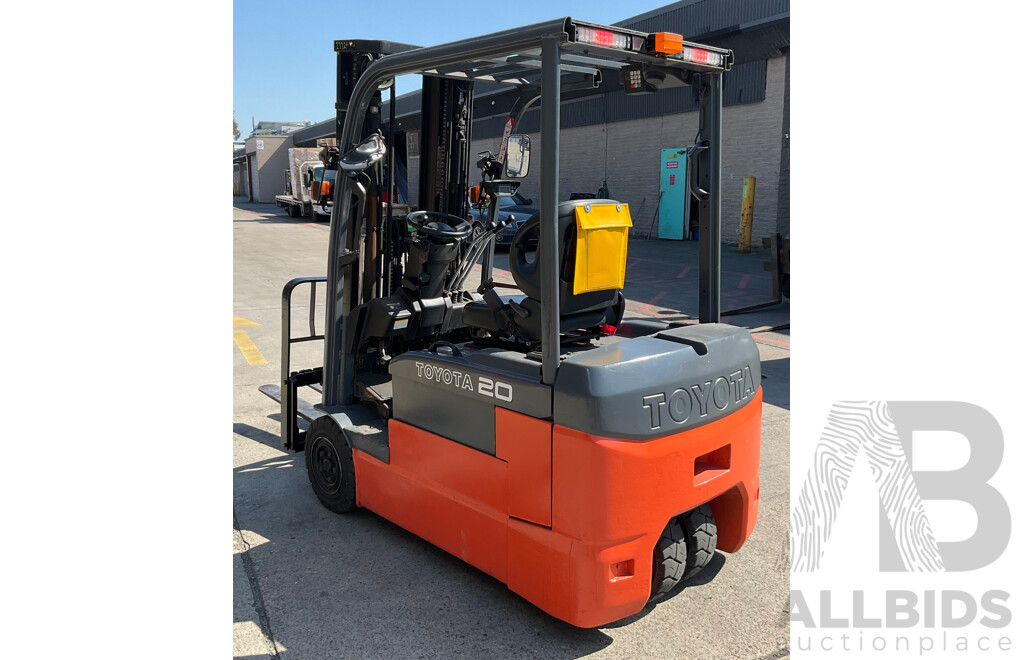 2017 TOYOTA 3-Wheel Battery Forklift (FREEZER SPEC) (8FBE20)