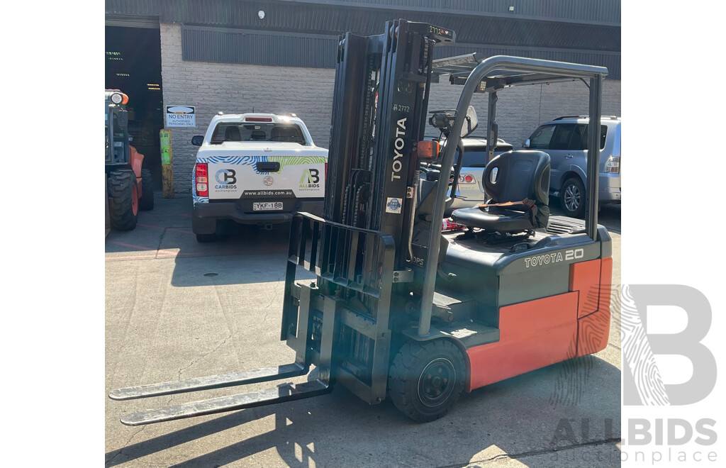 2017 TOYOTA 3-Wheel Battery Forklift (FREEZER SPEC) (8FBE20)