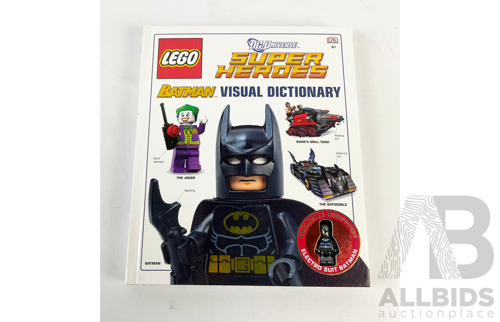 Lego DC Universe Super Heroes Batman Visual Dictionary with Exclusive Electro Suit Batman Mini FIgure