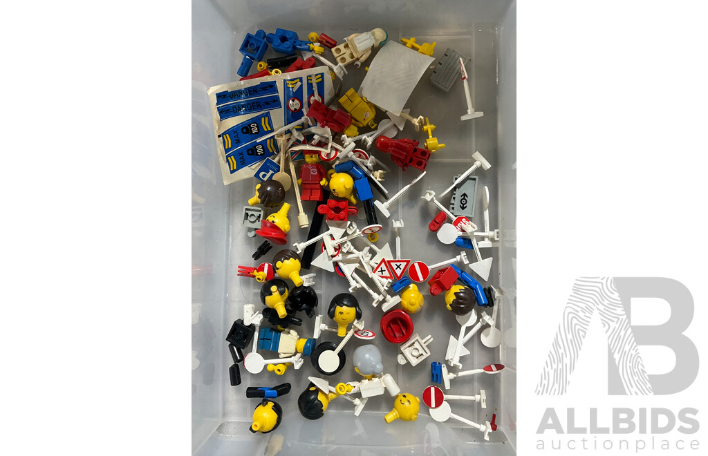 Collection Vintage Lego  Minifigures, Roadsigns & Pre Mini Fig Figures