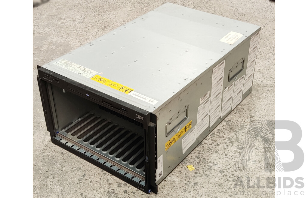 IBM (MT8677) BladeCenter E Blade Server Chassis