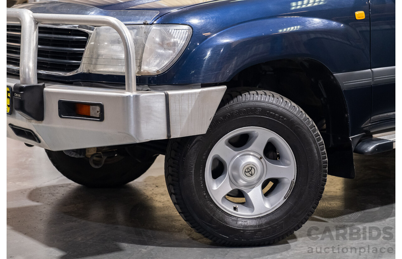 11/2001 Toyota Landcruiser GXL (4x4) FZJ105R 4d Wagon Blue Dual Fuel 4.5L - 8 Seater