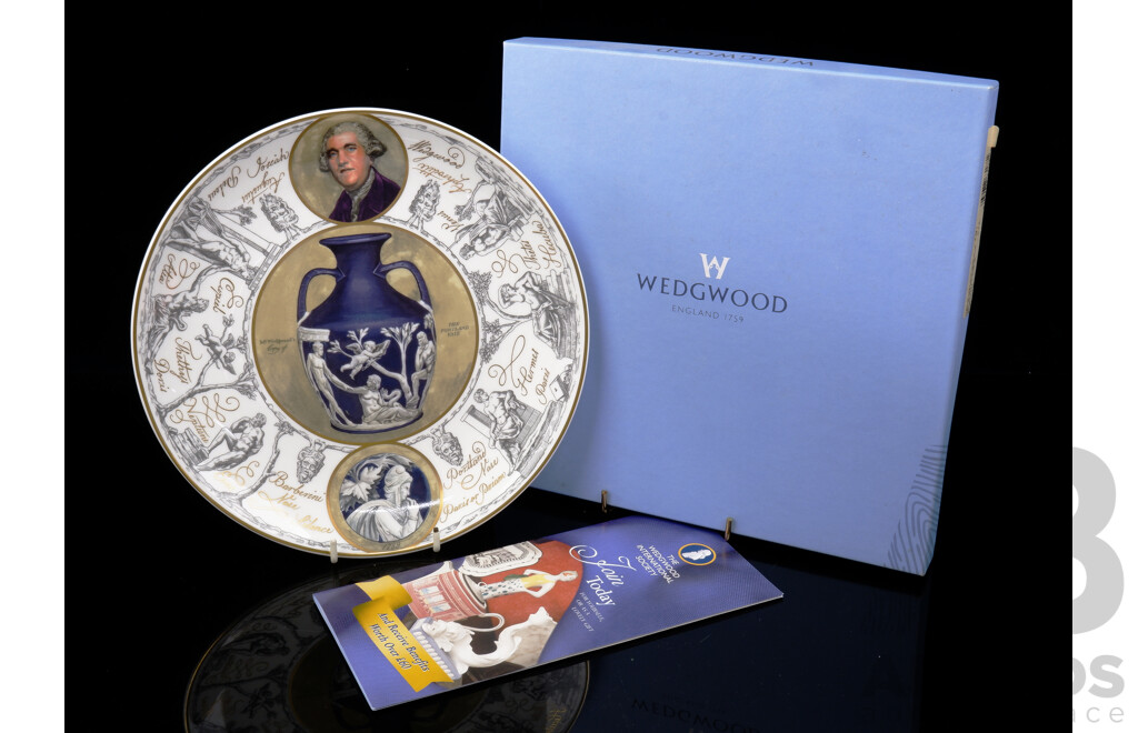 Wedgwood Porcelain Historic Year Display Plate 2002, the Portland Vase, in Original Box