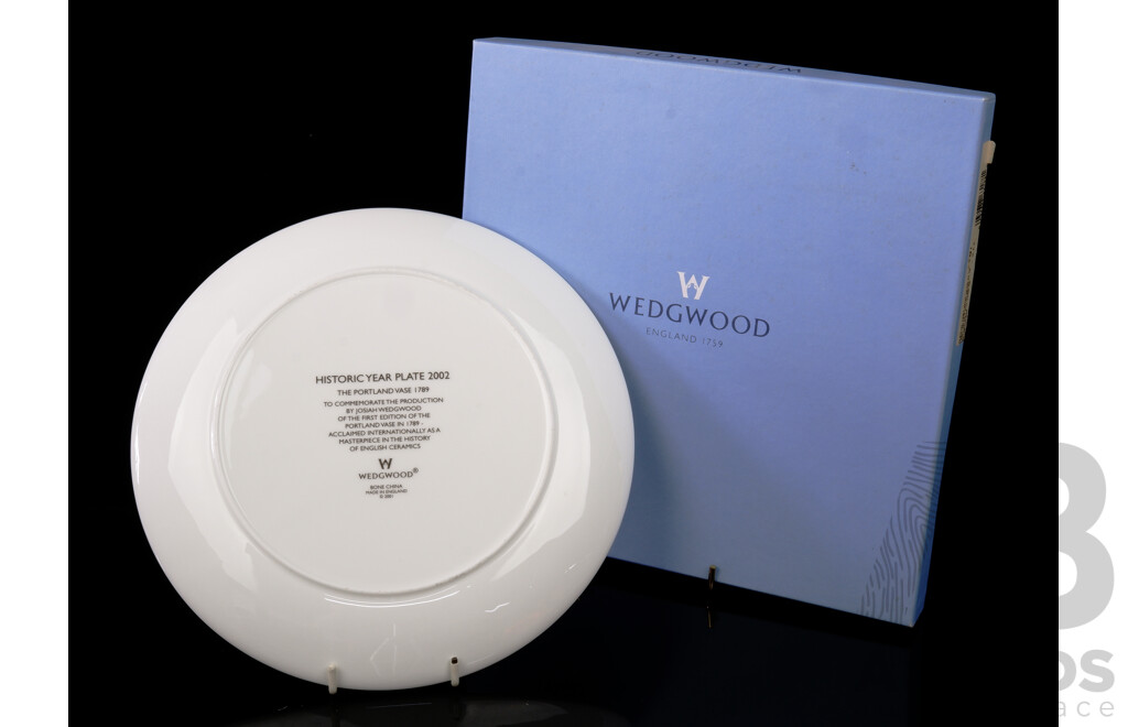 Wedgwood Porcelain Historic Year Display Plate 2002, the Portland Vase, in Original Box