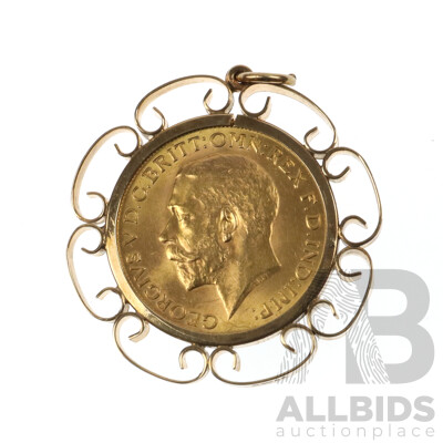 1928 King George V Gold Sovereign Coin Pendant (9ct Gold Casing) 11.14 Grams
