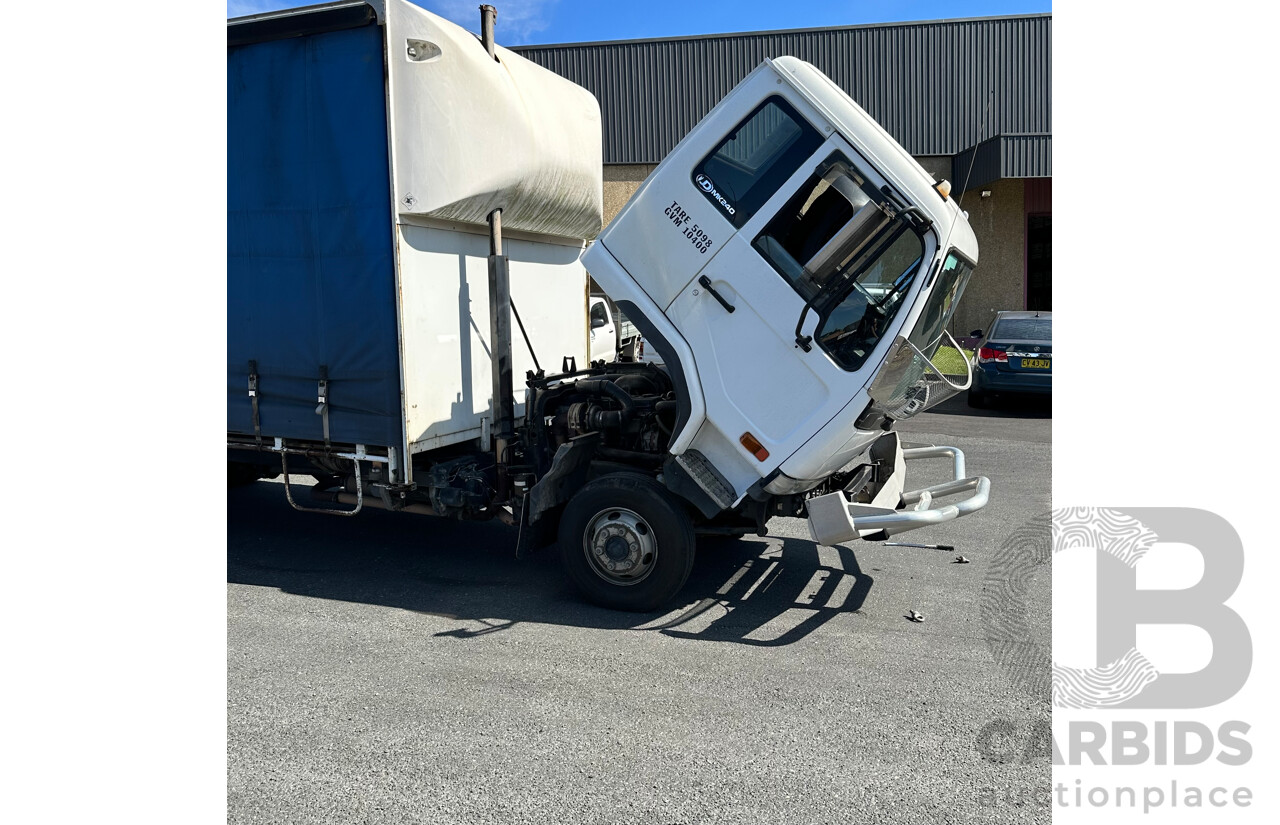 02/2004 Nissan UD Mk 240  Pantech /With Tail lift