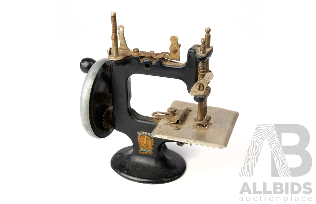 Vintage Peter Pan Toy Sewing Machine, Model 0