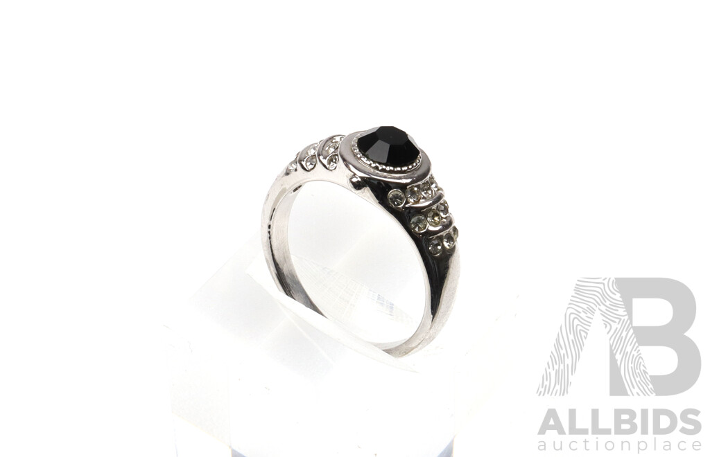 9ct White Gold Ring with Black & White Cz Stones, Size P,  4.92 Grams