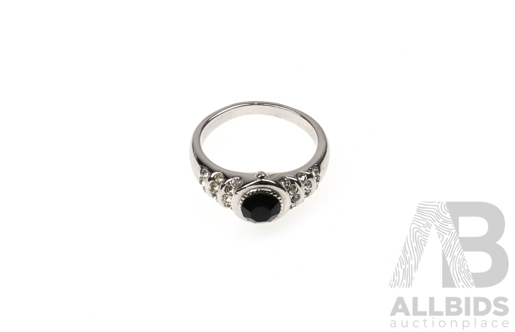 9ct White Gold Ring with Black & White Cz Stones, Size P,  4.92 Grams