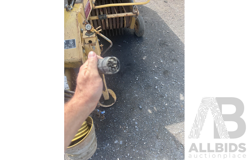 1994-96  Ford New Holland  D 1000 Hay Baler  B8210