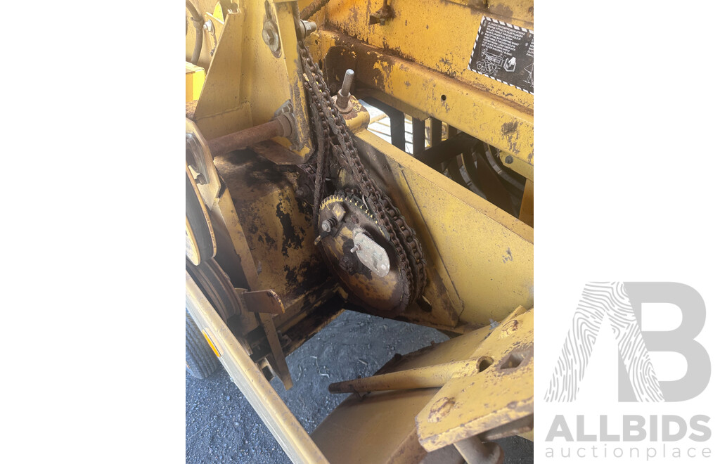 1994-96  Ford New Holland  D 1000 Hay Baler  B8210