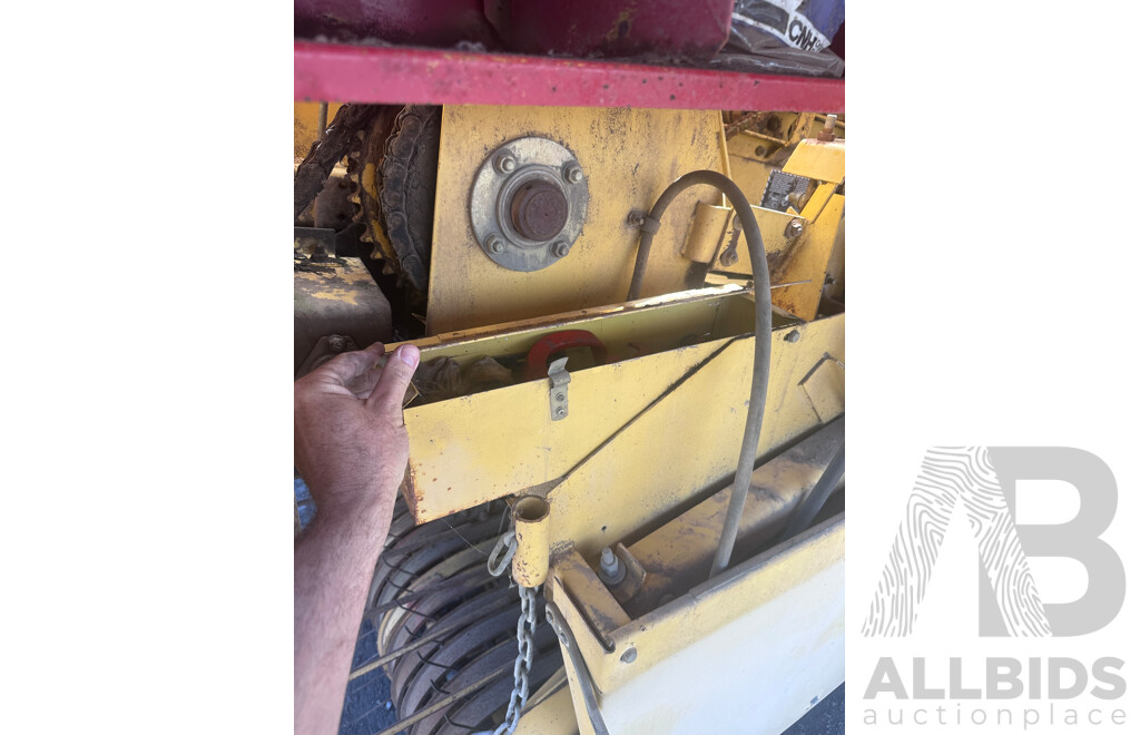 1994-96  Ford New Holland  D 1000 Hay Baler  B8210