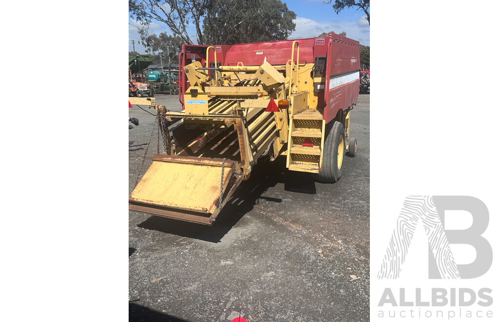 1994-96  Ford New Holland  D 1000 Hay Baler  B8210