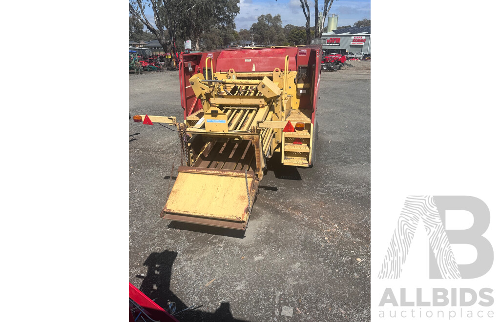 1994-96  Ford New Holland  D 1000 Hay Baler  B8210