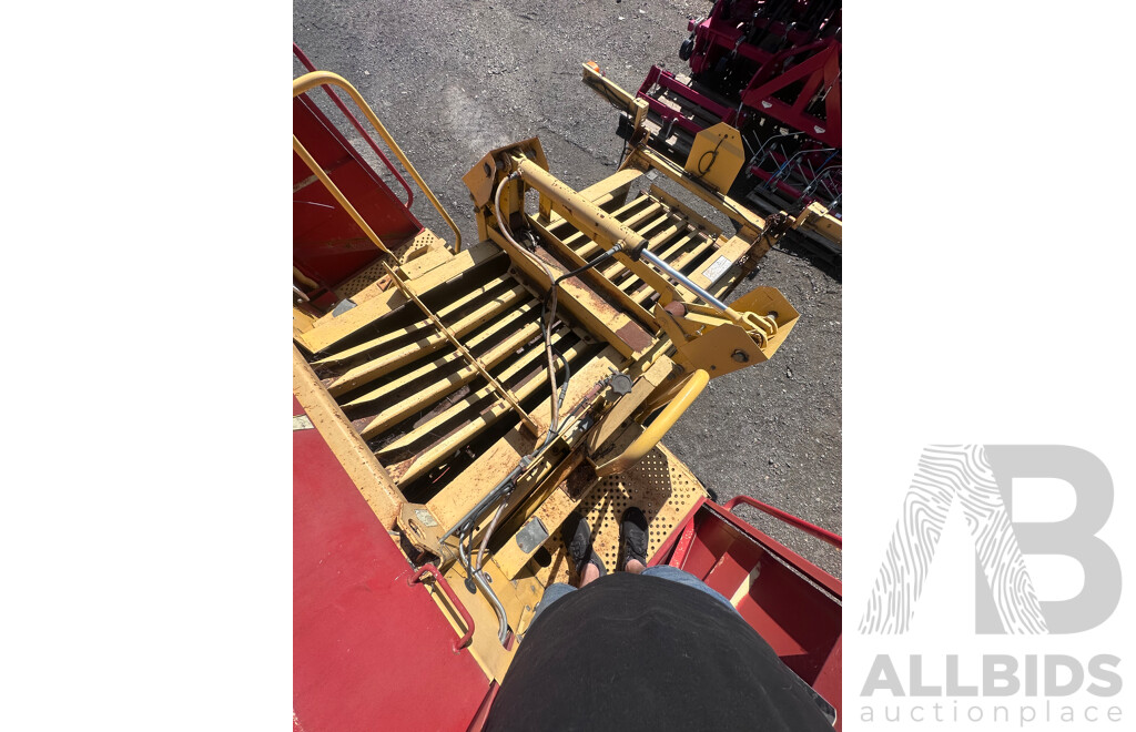 1994-96  Ford New Holland  D 1000 Hay Baler  B8210